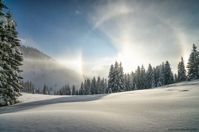 Allgaeu Winterwanderung Riedbergpass Oberstdorf Schneeschuhtour Sonnen Halo